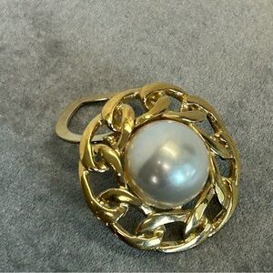 Butler vintage gold tone faux Pearl round chain-link scarf clip